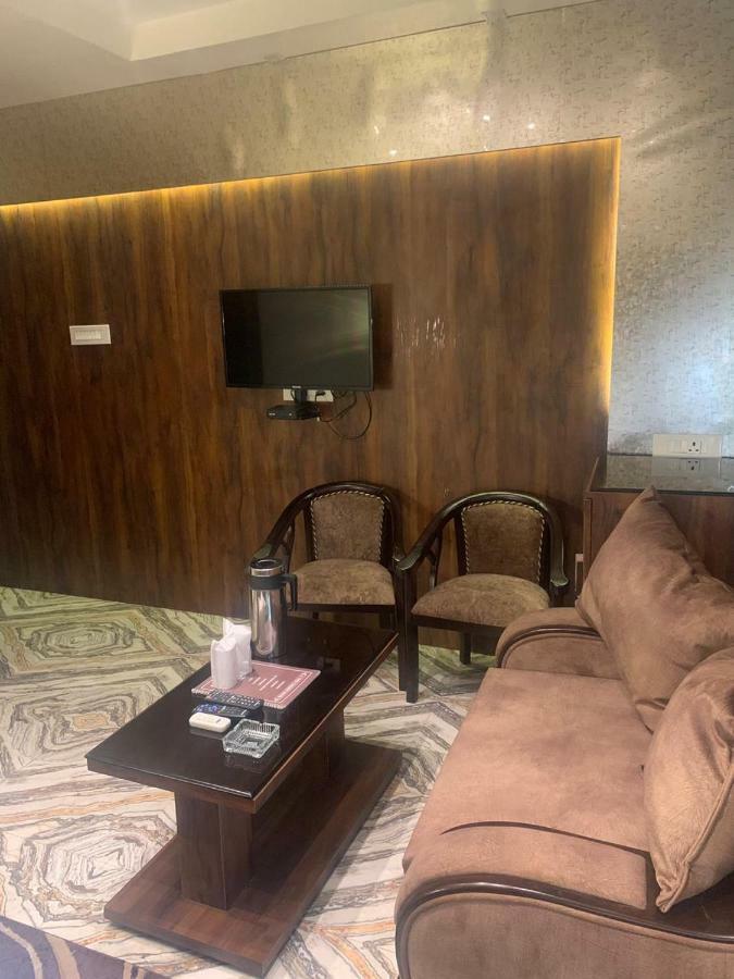Hotel Mmk Κανπούρ Εξωτερικό φωτογραφία